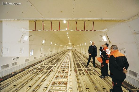 “重慶造”惠普筆記本電腦將隨著這架波音747貨機(jī)飛往歐洲。5年后，重慶即將成為全球最大的筆記本電腦基地，發(fā)展云計(jì)算，意味著向產(chǎn)業(yè)鏈的上游再進(jìn)了一步。 (東方IC/圖)