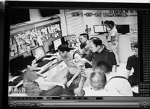 江西貴溪公安局警察在寧波發(fā)帖小伙工作店里溝通時(shí)的監(jiān)控錄像截屏。