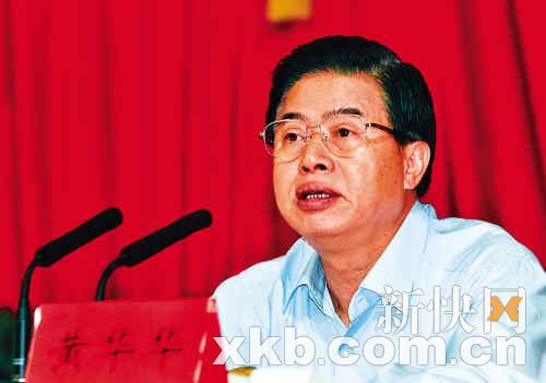 黃華華昨日表示，要促進(jìn)政協(xié)委員以走訪、接訪、定期聯(lián)絡(luò)等形式深入社區(qū)、深入群眾，到群眾中找議題。