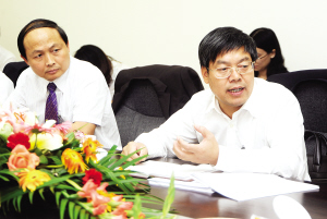 本報訊 （記者樊蕓）昨天下午，樓旭逵同志來到第十三代表團和第九代表團，與代表共商番禺未來發(fā)展大計(見圖，黃國宏攝)。