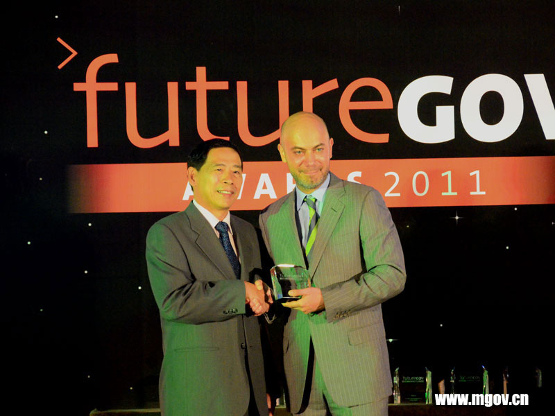 James Smith給張家生處長頒獎 - 未來政府獎?lì)C獎晚會