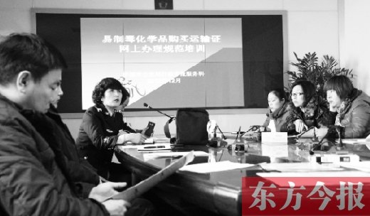 濟源行政服務中心公安局窗口的工作人員正在向60多家企業(yè)講解如何在網上審批