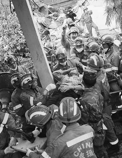  四川省綿竹市東方汽輪機(jī)有限公司職工鄭躍貴被部隊(duì)官兵成功救出