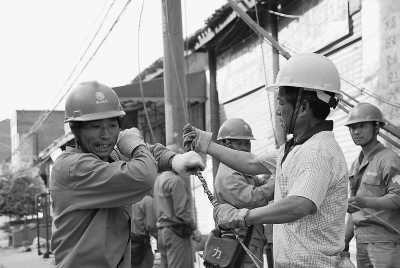  5月20日，四川省青川縣竹園鎮(zhèn)供電所工人正在余震中搶修高壓線