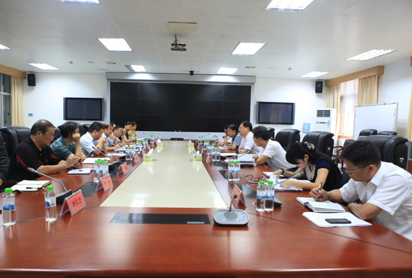 湖南省政府經(jīng)濟研究信息中心匯報了省政府門戶網(wǎng)站當前工作及全省網(wǎng)上政務服務平臺建設有關建議。