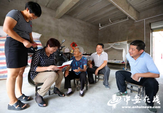 在方傳真老人家里，老人對(duì)扶貧專干的上門走訪很是熟悉，連連感謝。