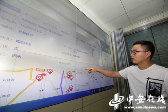 亳州市譙城區(qū)扶貧辦督查室工作人員閆新宇都要通過“亳州扶貧”app直接與貧困戶進(jìn)行溝通交流