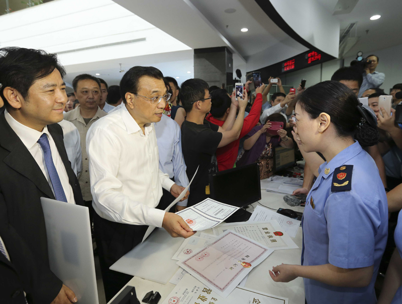 李克強(qiáng)談優(yōu)化營(yíng)商環(huán)境： 既不忘“抓項(xiàng)目”老本事，更學(xué)習(xí)“造環(huán)境”新本領(lǐng)