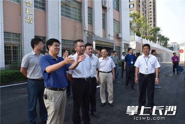 與會(huì)人員現(xiàn)場(chǎng)觀(guān)摩瀏陽(yáng)市市、鄉(xiāng)、村三級(jí)政務(wù)公開(kāi)標(biāo)準(zhǔn)化建設(shè)情況。