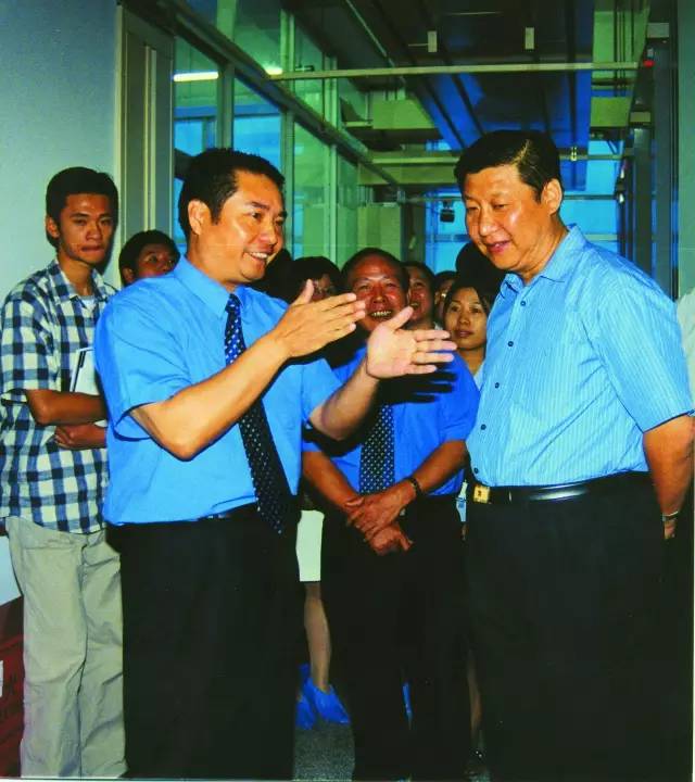 2001年10月，習近平總書記（時任福建省委副書記、省長）到中國電信福建分公司調(diào)研信息化建設。（資料圖片）