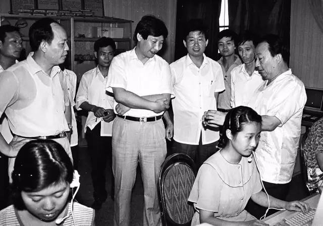 1989年夏天，習(xí)近平總書記（時(shí)任寧德地委書記）到福州調(diào)研程控電話。（資料圖片）
