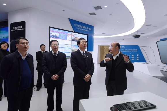 12月29日，省發(fā)改委黨組書記、主任張和平到省電子政務(wù)外網(wǎng)數(shù)據(jù)中心調(diào)研并為江西省大數(shù)據(jù)中心掛牌