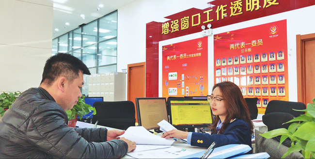 平房區(qū)行政審批服務(wù)大廳工作人員正在為市民辦理業(yè)務(wù)