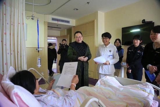 深化“最多跑一次” 東陽(yáng)新生兒尚在產(chǎn)房就領(lǐng)到了戶口簿 深化“最多跑一次” 東陽(yáng)新生兒尚在產(chǎn)房就領(lǐng)到了戶口簿