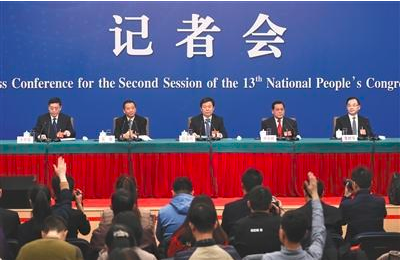 昨日，十三屆全國人大二次會議舉行記者會，全國人大監(jiān)察和司法委員會副主任委員徐顯明（中）、全國人大財政經(jīng)濟(jì)委員會副主任委員尹中卿（右二）等就“人大監(jiān)督工作”相關(guān)問題回答中外記者提問