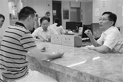 鼓樓區(qū)“人大代表聯(lián)系點”在鼓樓區(qū)政務服務中心揭牌后，人大代表接待群眾。