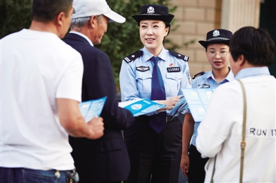 <p>　　耐心宣講網(wǎng)上公安業(yè)務(wù)。</p>