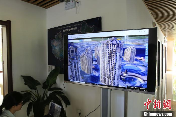 工作人員演示某高分?jǐn)?shù)據(jù)應(yīng)用平臺的三維影像功能?！⊥鯐员?攝