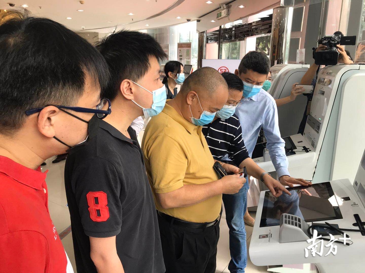 觀察團(tuán)成員體驗政務(wù)服務(wù)進(jìn)銀行。