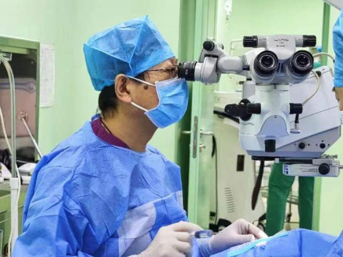 變身謠言“粉碎機(jī)”！濰坊眼科醫(yī)院員工集體ICL晶體植入摘鏡直播圓滿完成