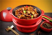 炊小煲牛腩煲，口感醇香，美味直擊心底