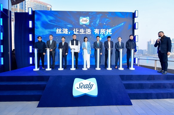 行業(yè)領(lǐng)袖及精英齊聚現(xiàn)場(chǎng)，由左至由：天貓家裝大件家具負(fù)責(zé)人尹山，萬(wàn)豪中國(guó)采購(gòu)部總監(jiān)Jeff Wang, 月星家居新零售連鎖集團(tuán)執(zhí)行總裁吳丁劍，紅星美凱龍家居集團(tuán)執(zhí)行總裁兼大營(yíng)運(yùn)中心總經(jīng)理朱家桂，絲漣品牌大使李娜，絲漣中國(guó)總經(jīng)理費(fèi)鳴杰，居然之家執(zhí)行總裁王寧，上海海鷗麗晶酒店董事長(zhǎng)王濤，京東家電家居生活事業(yè)部家具業(yè)務(wù)部總經(jīng)理毛雨辰.jpg