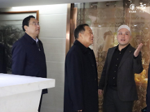 全國(guó)第十二屆政協(xié)副主席劉曉峰同陜西省市領(lǐng)導(dǎo)考察民營(yíng)企業(yè)家孫紅濤共話創(chuàng)新發(fā)展